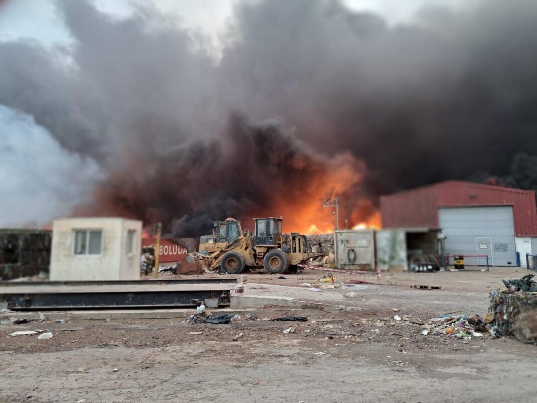 el-voraz-incendio-en-un-vertedero-de-lanzarote-obliga-a-activar-«todos-los-medios-de-extincion»