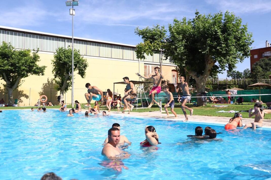 los-primeros-chapuzones-de-las-piscinas-en-cordoba:-«esto-es-una-bendicion»