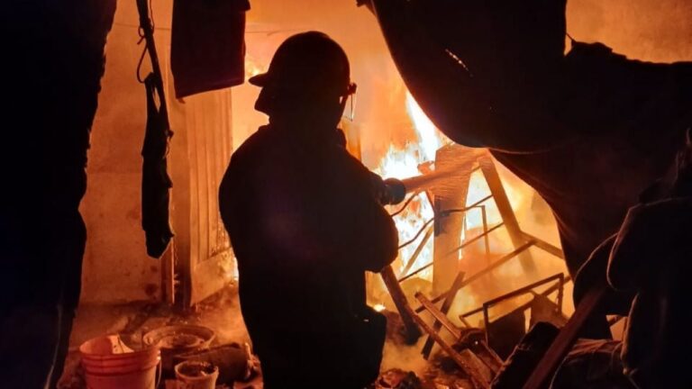 Prendió fuego para espantar los mosquitos y quemó su casa