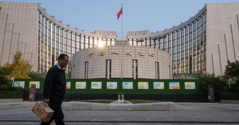 China deja que el yuan se debilite más allá de nivel clave