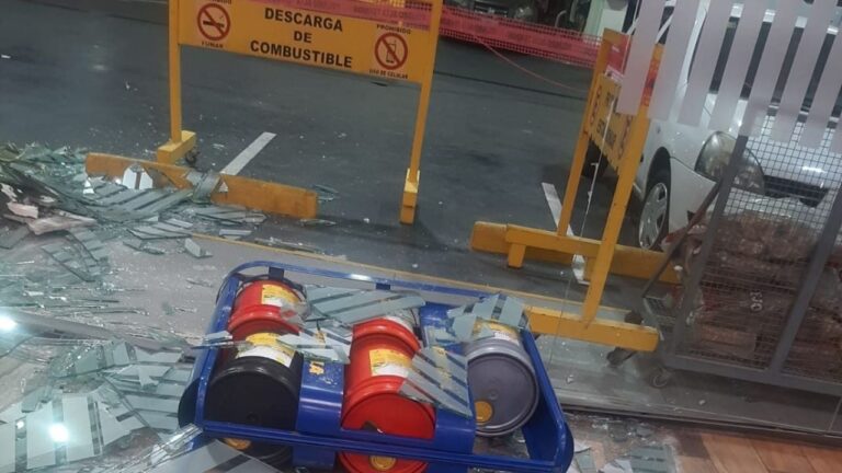 Perdió el control del auto y se estrelló contra una estación de servicio