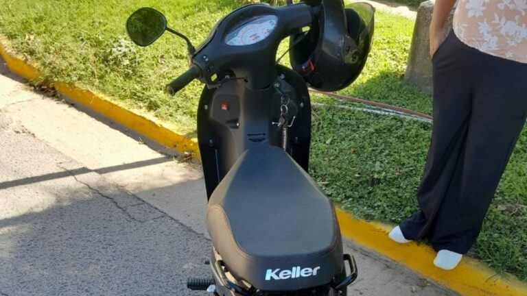 Mujer resultó gravemente herida en colisión entre auto y motocicleta en Villa María