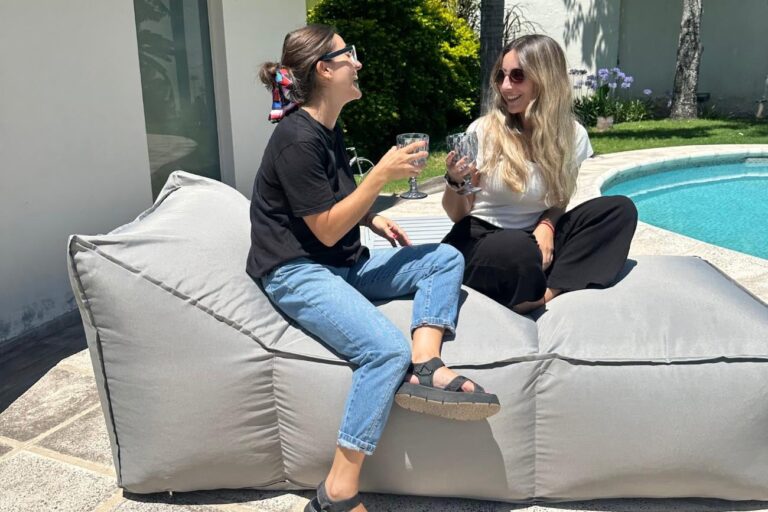 Verano en casa: tendencias en muebles de exterior con Silvina C