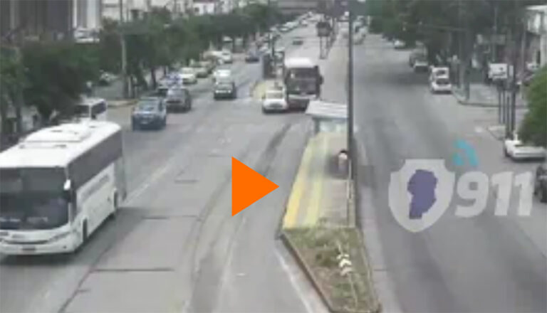 Dos mujeres heridas tras el choque de un colectivo y un auto en Córdoba