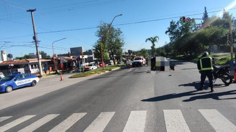 Una motociclista herida en un fuerte choque en la Avenida Cárcano