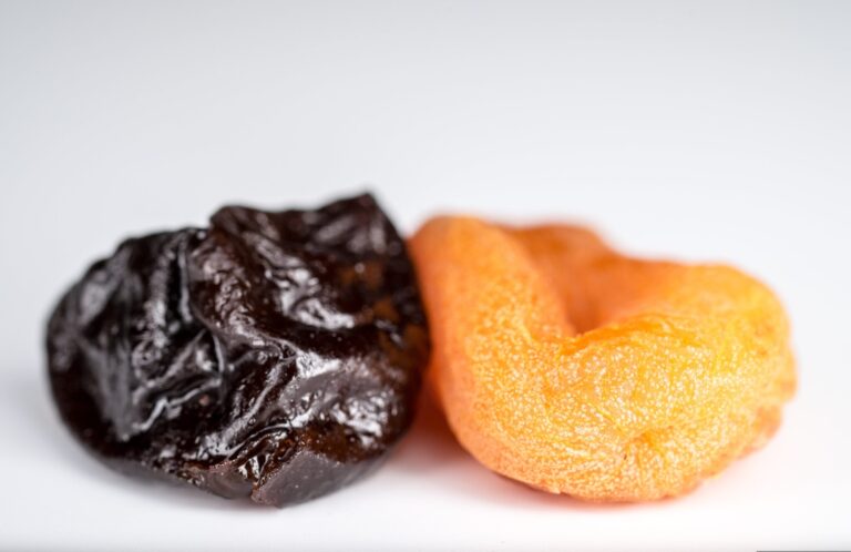La fruta rica en proteínas que ayuda a ganar músculo y a fortalecer los huesos después de los 45 años