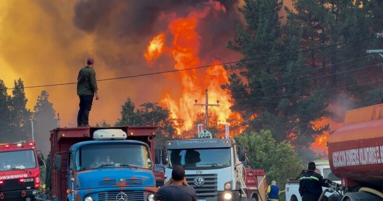 El fuego se descontroló en El Bolsón y se acerca a la ciudad: «Estamos en caos total»