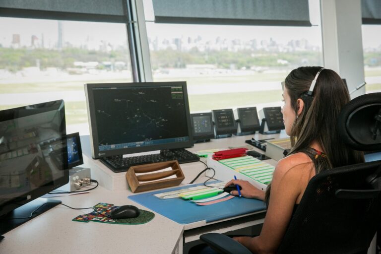 Hubo acuerdo con los controladores aéreos y se levantó el paro