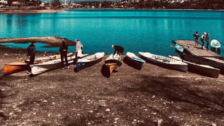 Carlos Paz: Robaron dos kayaks y escaparon navegando las aguas del lago