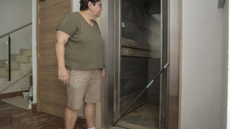 10 meses sin ascensor tras la dana: «Mi madre solo puede salir de casa una vez a la semana»