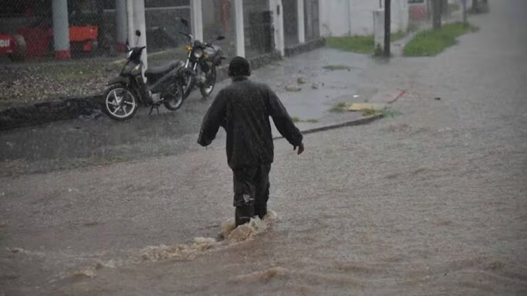 Alertan por fuertes lluvias y tormentas en Córdoba y diez localidades del área metropolitana