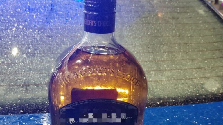 Carlos Paz: intentó robarse una botella de whisky y quedó detenido