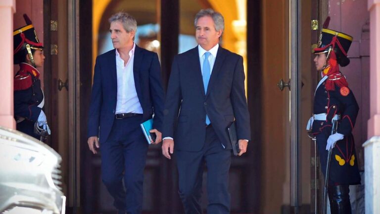 El Gobierno sale al mercado para frenar el dólar y rompe el acuerdo con el FMI