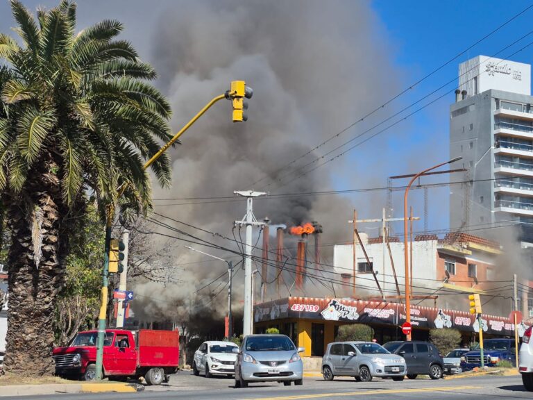 Urgente: se desató un incendio en un local de pollos a las brasas de Carlos Paz