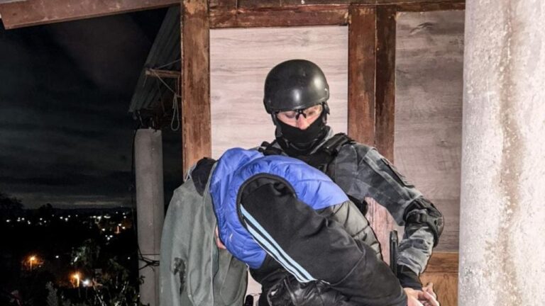 Allanamiento en Tanti: detuvieron a un hombre y secuestraron cocaína