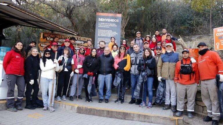 La multitud que subió al Cerro La Cruz para dejarlo impecable