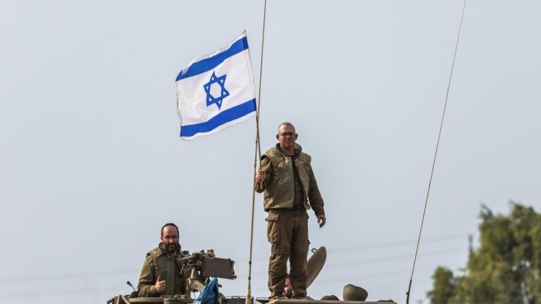 «Los asesinos no son bienvenidos». Polémica en Italia por el veraneo de soldados israelíes en complejos turísticos de Cerdeña