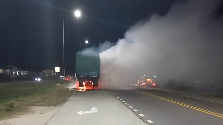 Fuego en la ruta: se incendió un camión cargado con azúcar en Sinsacate