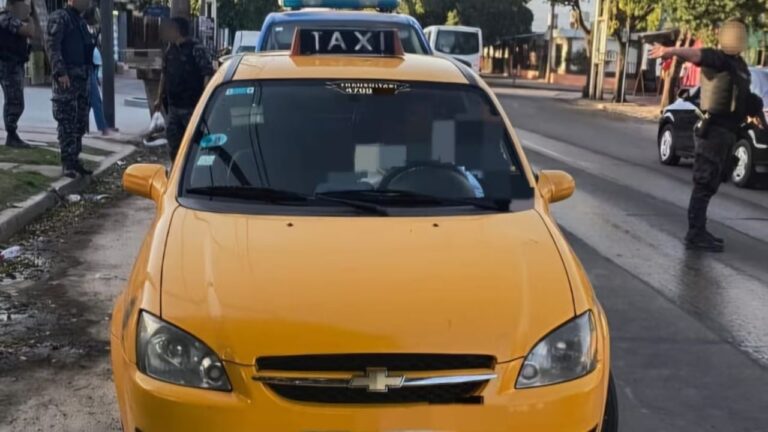 Un taxista y tres pasajeros fueron detenidos con drogas y armas