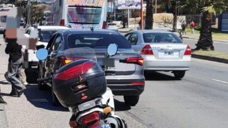 Tres vehículos protagonizaron un fuerte accidente en Av. San Martín