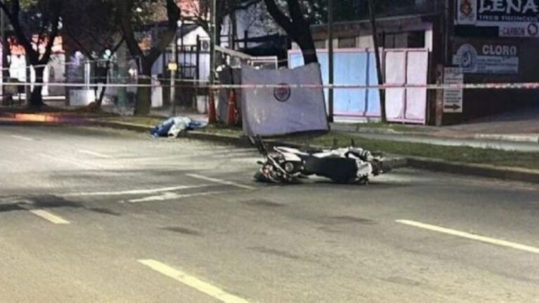 Un motociclista murió en un accidente y su acompañante está grave