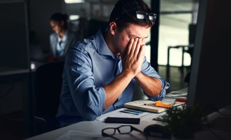 Córdoba y los profesionales sub 40 explotados: más capacitados, más precarizados