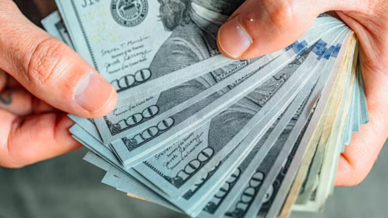 El dólar cerró en $1.475 y quedó cerca del techo de la banda