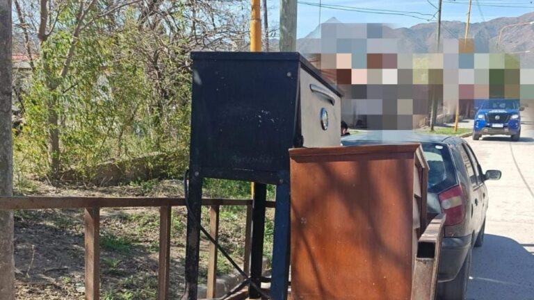 Tres jóvenes fueron atrapados en Cosquín con un horno y una cajonera robados