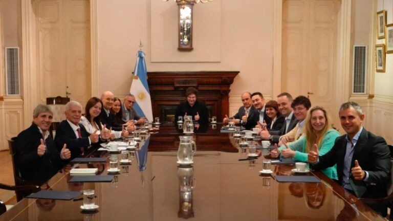 Milei encabezó una reunión de Gabinete tras regresar de Paraguay
