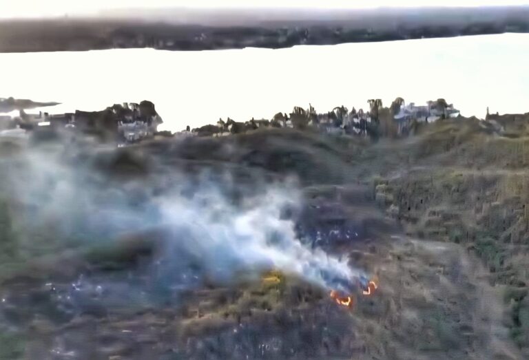 Cómo se inició el incendio en la Variante Costa Azul: bomberos mantienen guardia de cenizas (Video)