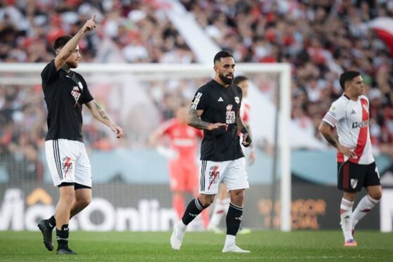 Batacazo histórico de Riestra en el Monumental