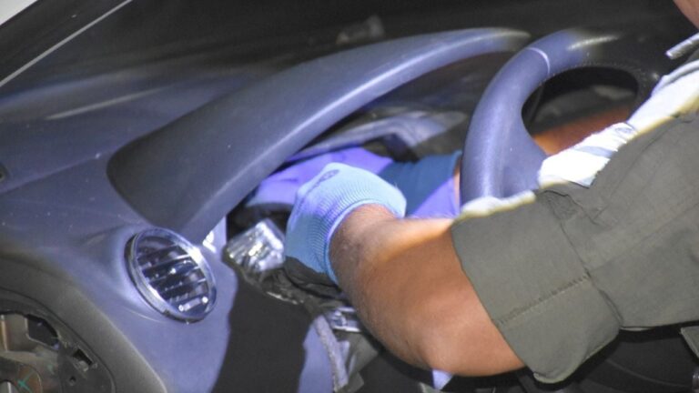 Conductor llevaba 43 kilos de cocaína ocultos en el tablero de su auto