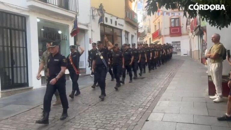 Agentes de la Policía Nacional ensayan para la festividad de los Custodios