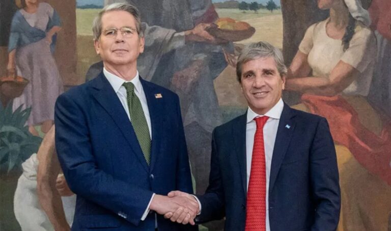 Luis Caputo viaja este viernes a Estados Unidos para reunirse con Scott Bessent