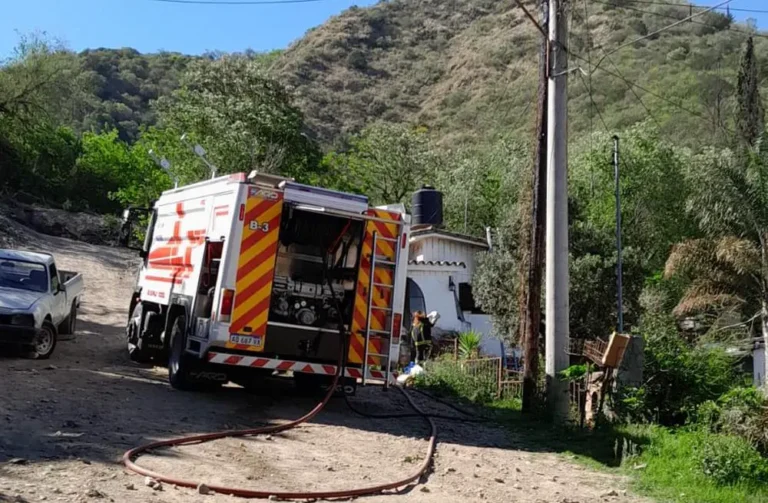 Se prendió fuego una casa en Carlos Paz y hay dos chicos hospitalizados