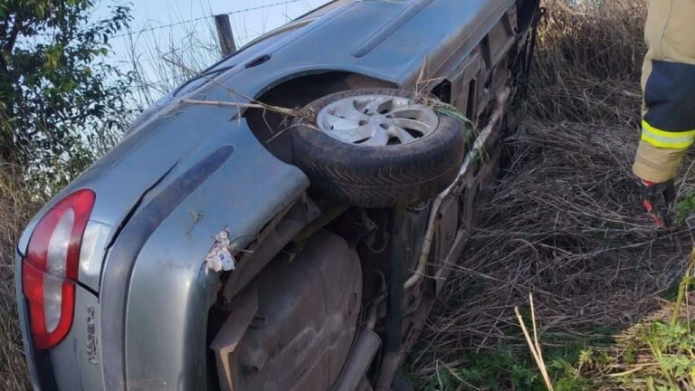 Río Cuarto: un Renault Megane volcó camino a la Ruta 35