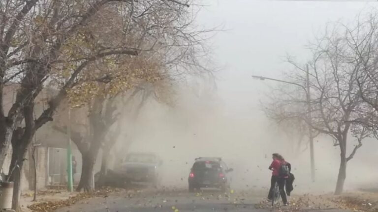 Tras una jornada sofocante, llega un frente frío con tormentas y ráfagas intensas