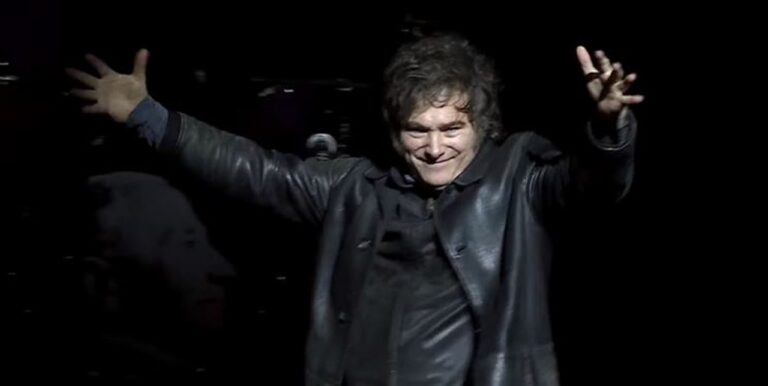 Con un show musical, Javier Milei presentó su nuevo libro en el Movistar Arena