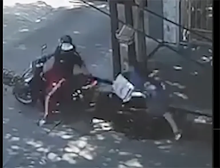 Motochorro atacó y arrastró a una monja para robarle en Córdoba: el hecho quedó registrado