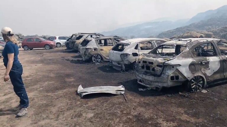 Así fue el desastre: El cementerio de autos tras el paso del fuego en las sierras