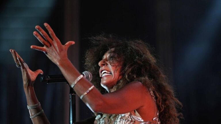 Rosario Flores enciende el Teatro de la Axerquía