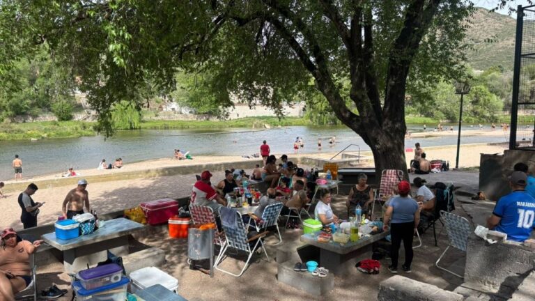 El flujo de turistas no se detiene en Carlos Paz durante el fin de semana largo