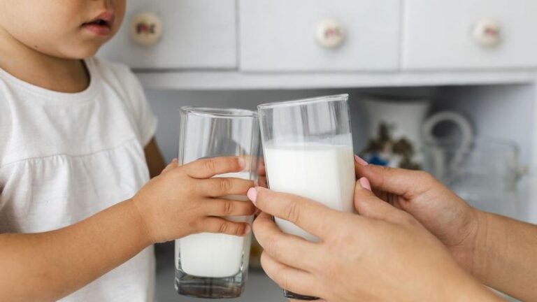 Hasta qué edad debemos seguir bebiendo leche y qué aporta a nuestra salud?