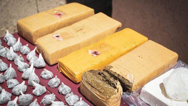 Detuvieron a un hombre con drogas y armas