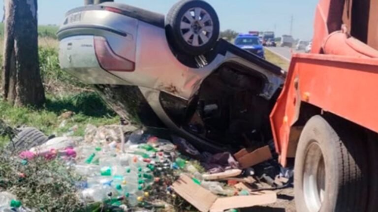 Accidente fatal en el interior de Córdoba: un auto quedó incrustado debajo de un camión