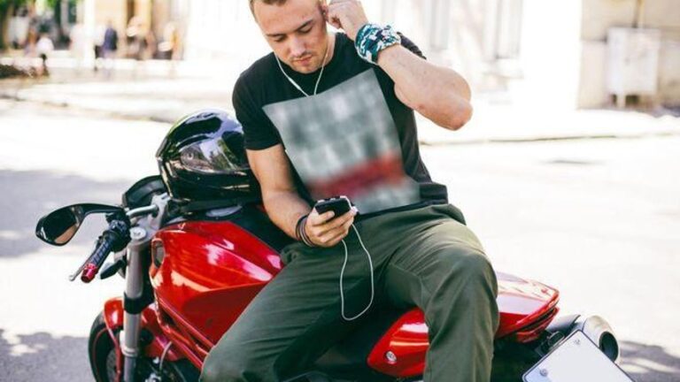 Puedes escuchar música mientras conduces una moto? Estas son las multas que podrían ponerte