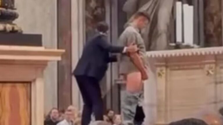 De no creer: intentó orinar el altar de la Basílica de San Pedro
