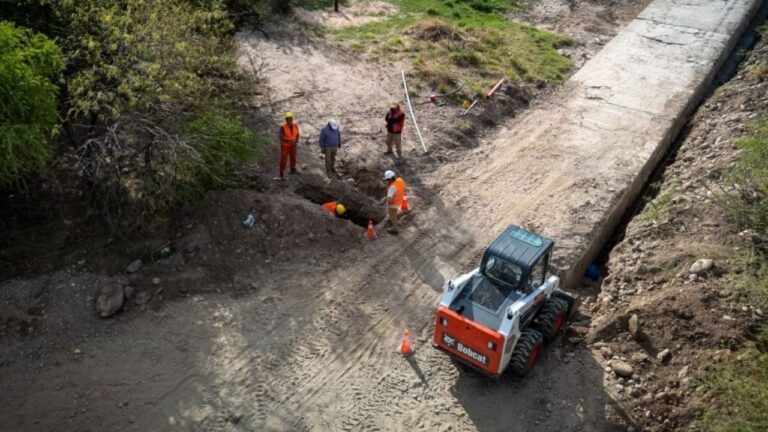 Avanza el saneamiento del perilago del Dique Cruz del Eje