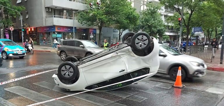 Un automovilista volcó en pleno centro de Córdoba: hay cortes y demoras