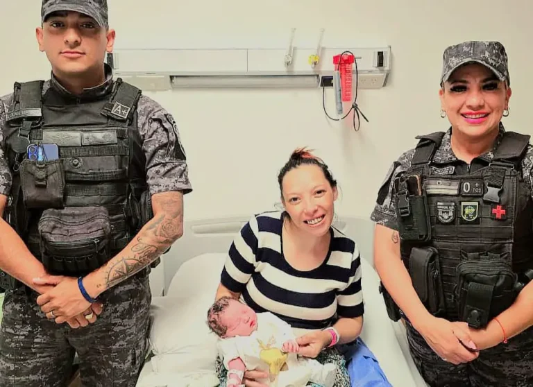 Milagro en casa: policías asistieron un parto en un hogar de Córdoba